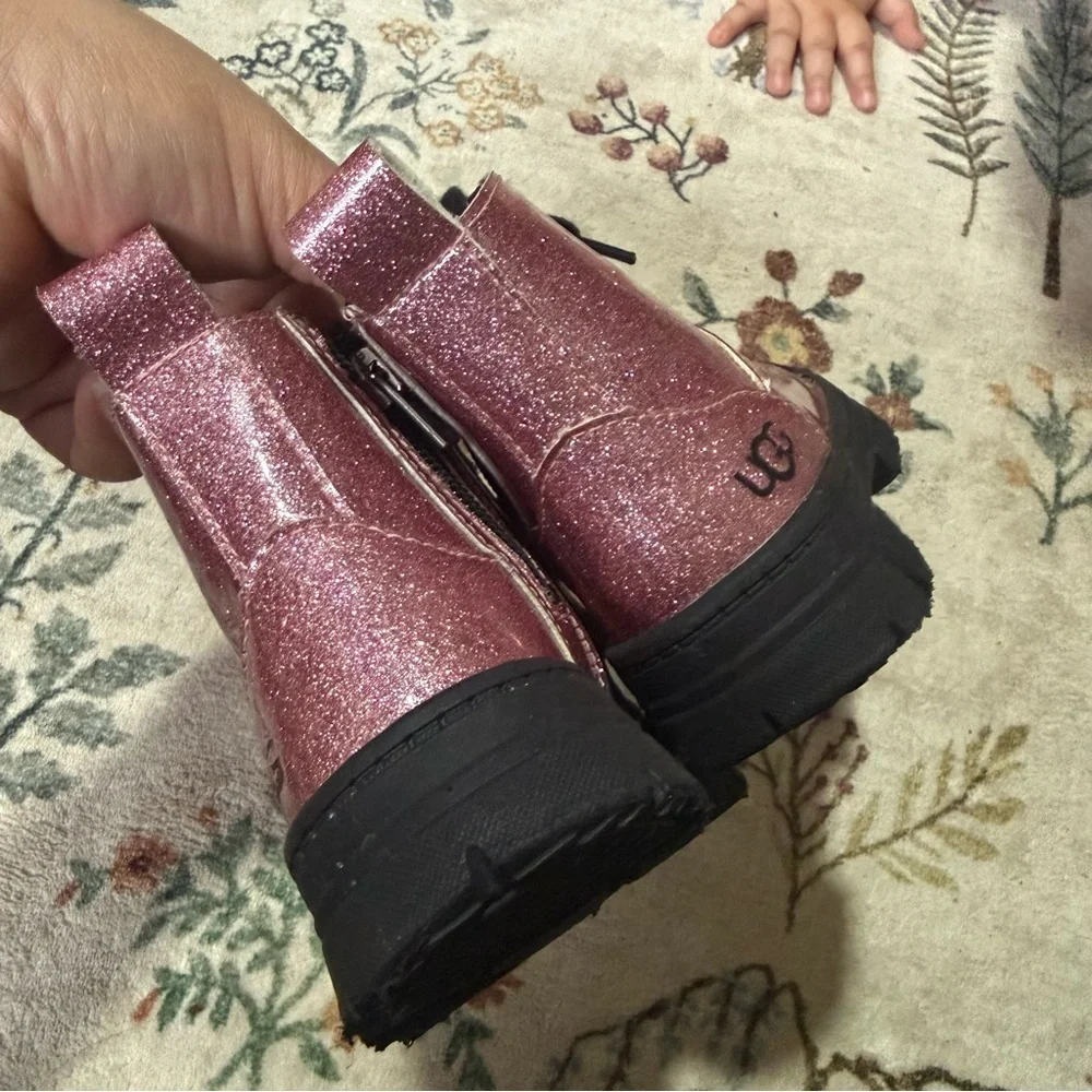 UGG shimmering pink